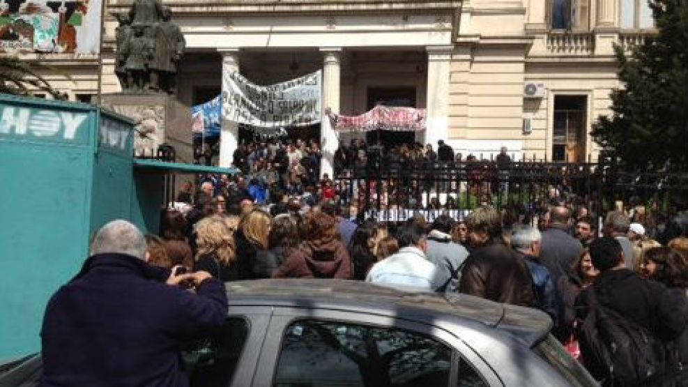 La protesta se desarrolla en el edificio de la calle 13 de La Plata.