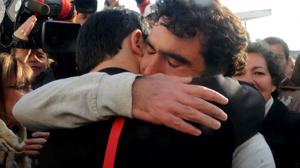 Osvaldo Martínez es recibido por sus familiares, ayer por la tarde, en La Plata. 