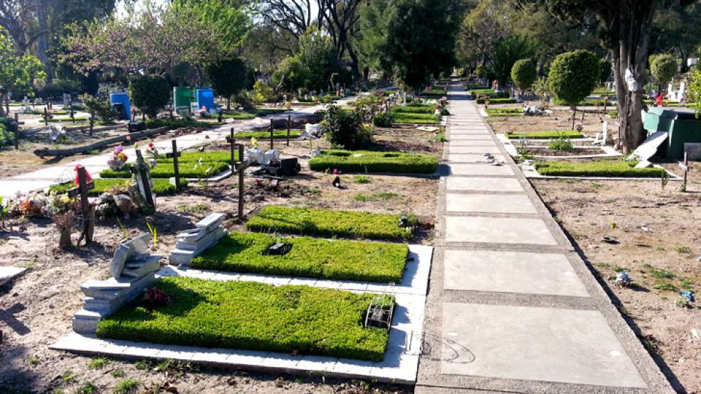 Vista general de la sección 12 del Cementerio de la Chacarita, en donde se observan algunos de los destrozos.