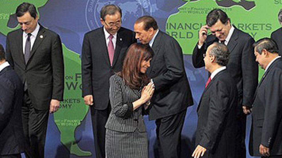 Noviembre de 2008. El gesto de disculpas por llegar tarde a una foto del grupo de mandatarios del G-20. Tuvieron que tomar la foto de nuevo.