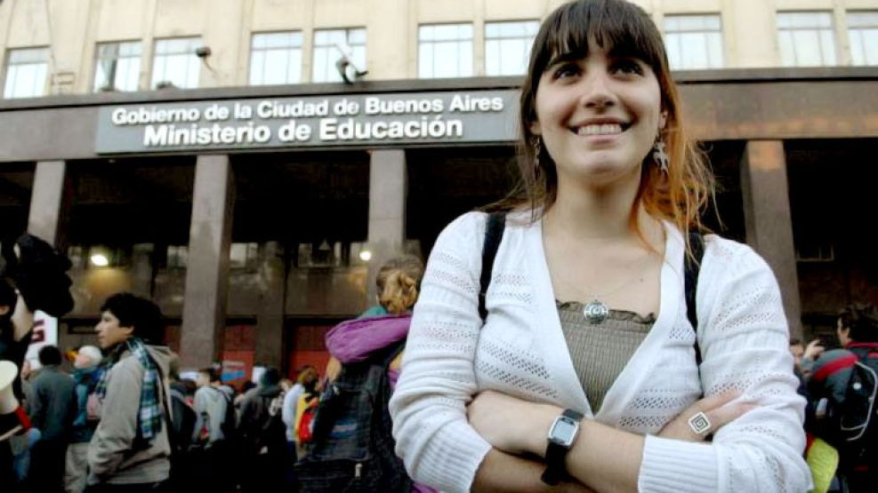 Conduccion. Ante unos 3 mil chicos, Sofía Devita ofreció arengas y un discurso en la marcha del jueves pasado al Ministerio de Educación porteño.