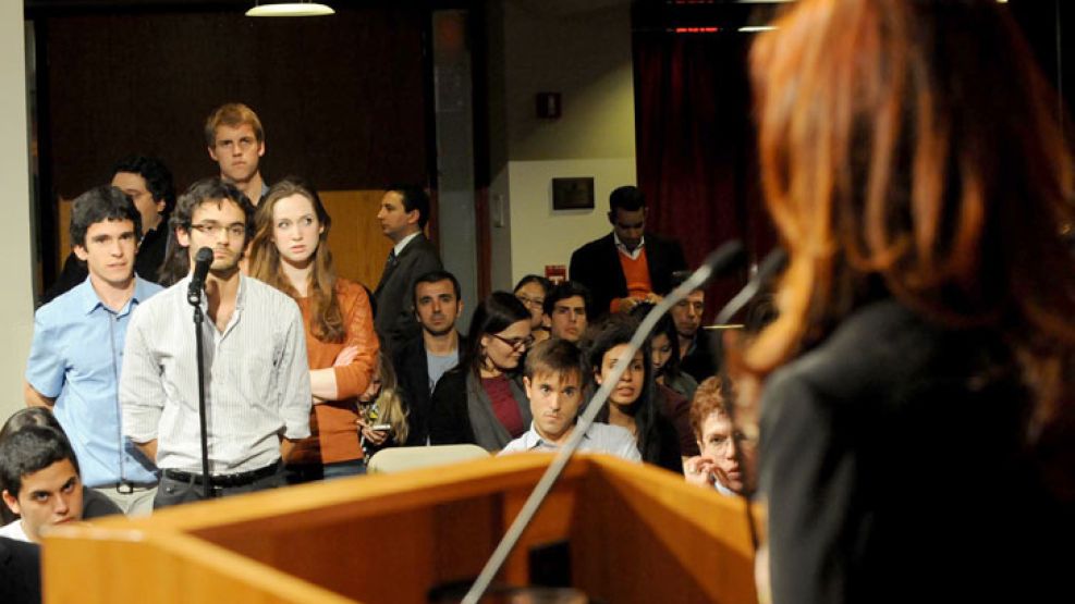 La presidenta responde las preguntas de los alumnos en Harvard. 