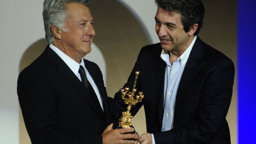 Anoche, Darín le entrega a Dustin Hoffman un premio por su trayectoria.