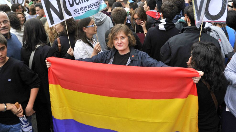 Contra el ajuste. Rosana Bemposta posa en Madrid con la bandera republicana.