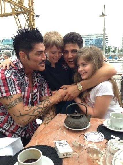 Fort con sus hijos y su novio