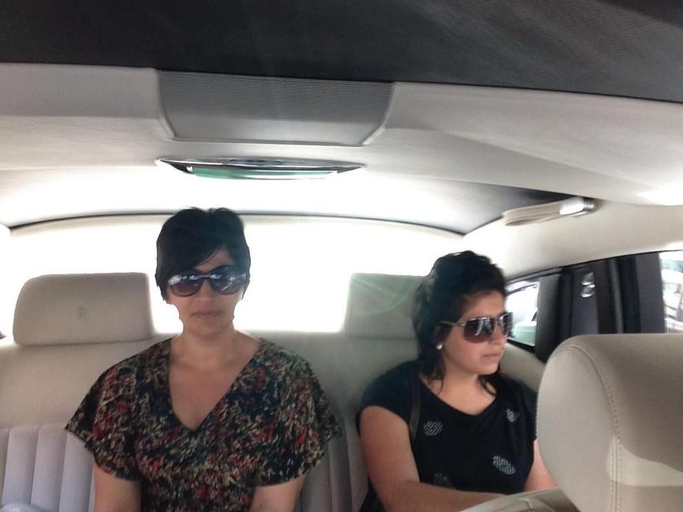 La mama y la hermana de Rodrigo en el Rolls Royce de Fort