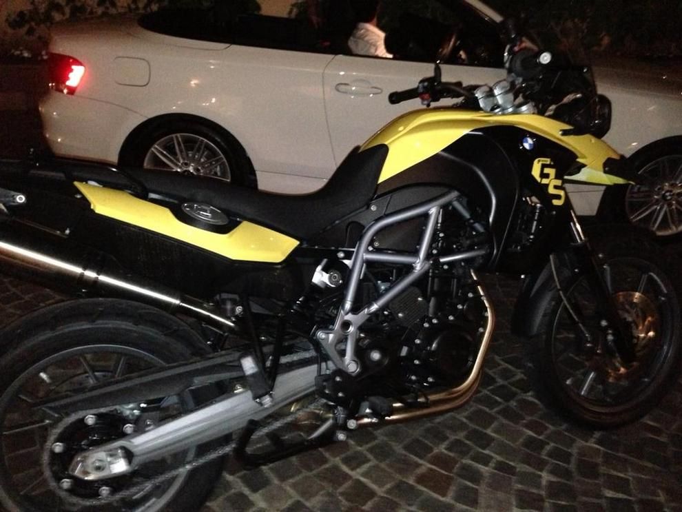 Moto y auto BMW para Rodrigo