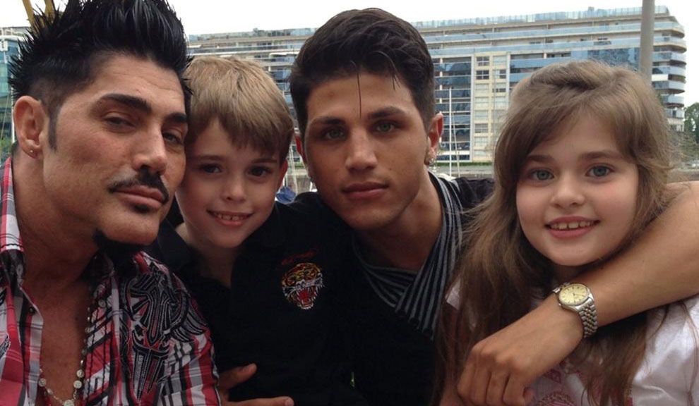 Ricardo Fort con sus hijos y su novio en Puerto Madero