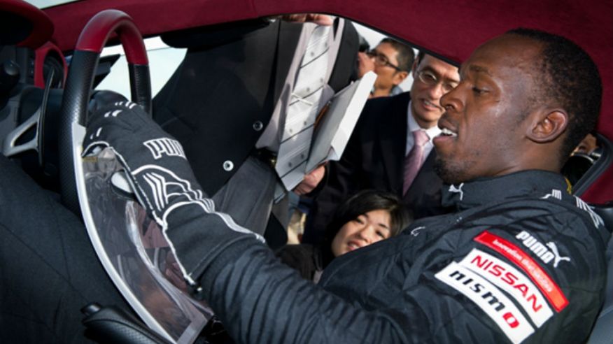 usain-bolt-a-bordo-de-un-nissan-gt-r-en-japon