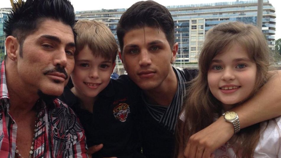 Ricardo Fort con sus hijos y su novio en Puerto Madero
