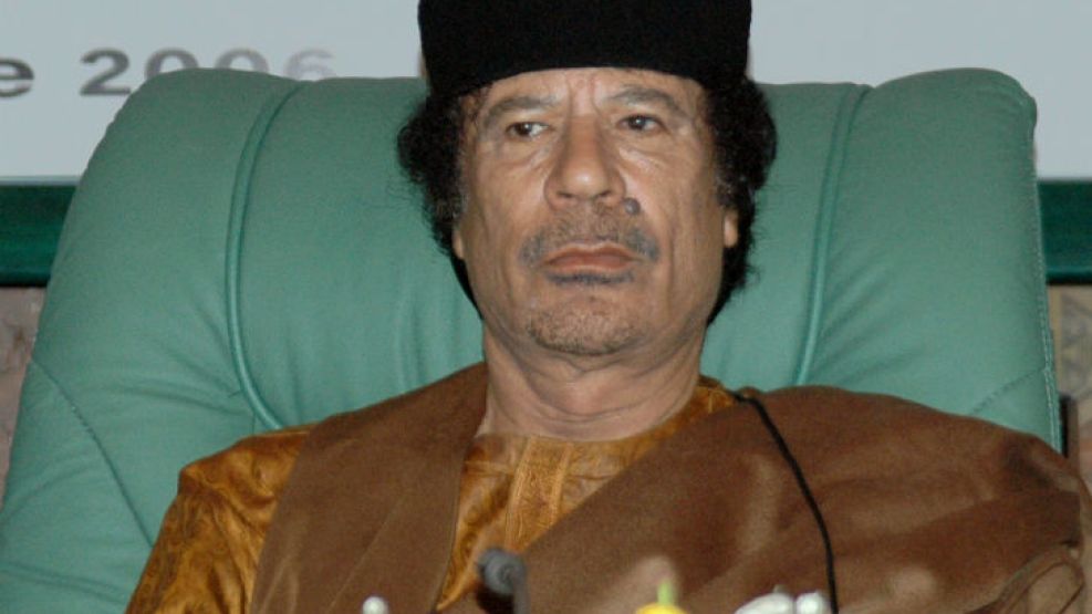 Kadafi "gobernaba, humillaba, sometía y sancionaba con el sexo", según relata un exmiembro de su servicio de protocolo en el libro.
