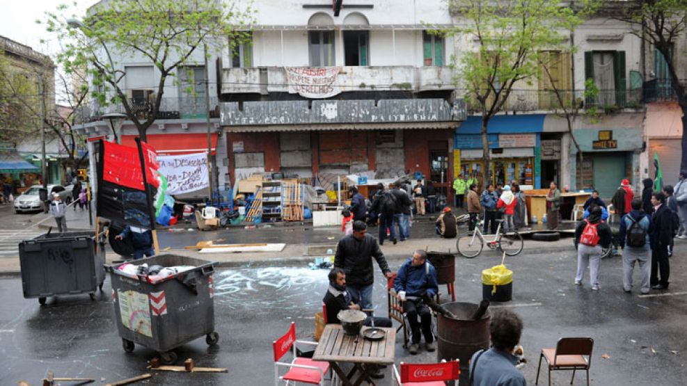 La mayoría de las familias, entre las cuales había unos 30 niños y embarazadas, pagaba un alquiler en la casa ubicada sobre la Almirante Brown 1287, frente a la cual ahora obstruyen el tránsito para p