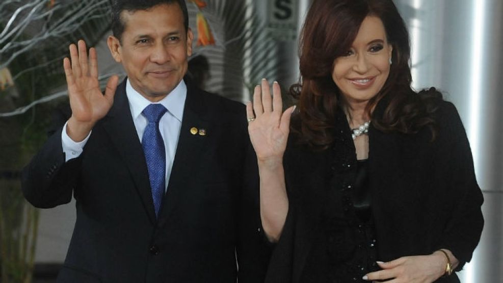 La presidenta Cristina Kirchner saluda junto a su par peruano.