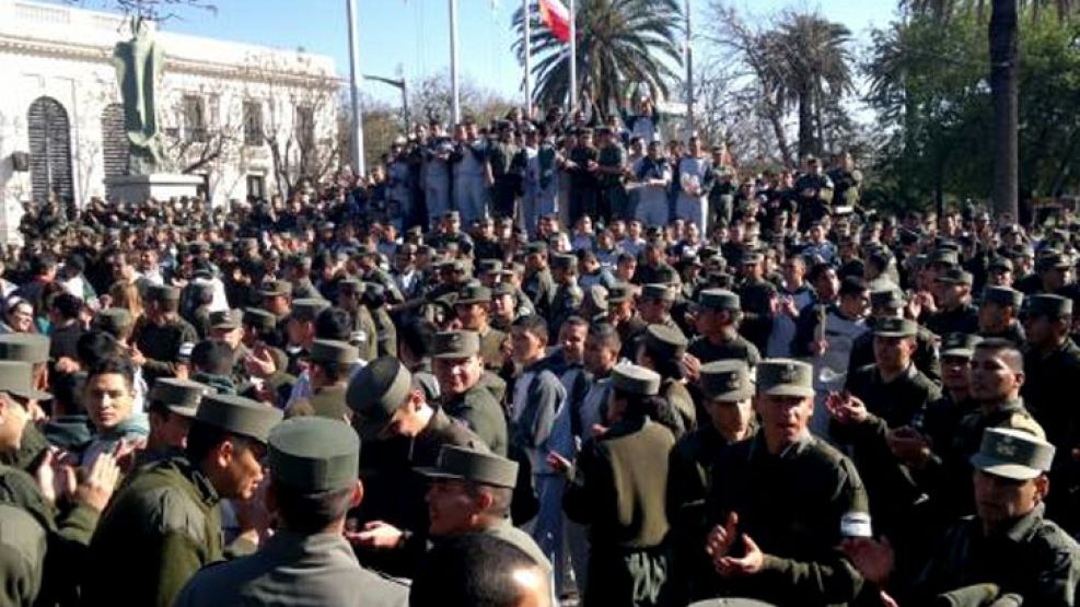 Aspriantes a gendarmes se plegaron a la protesta.