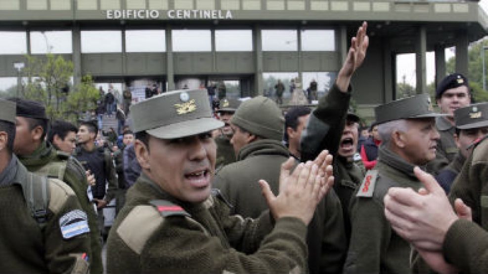 El reclamo de gendarmes y prefectos divide las aguas.