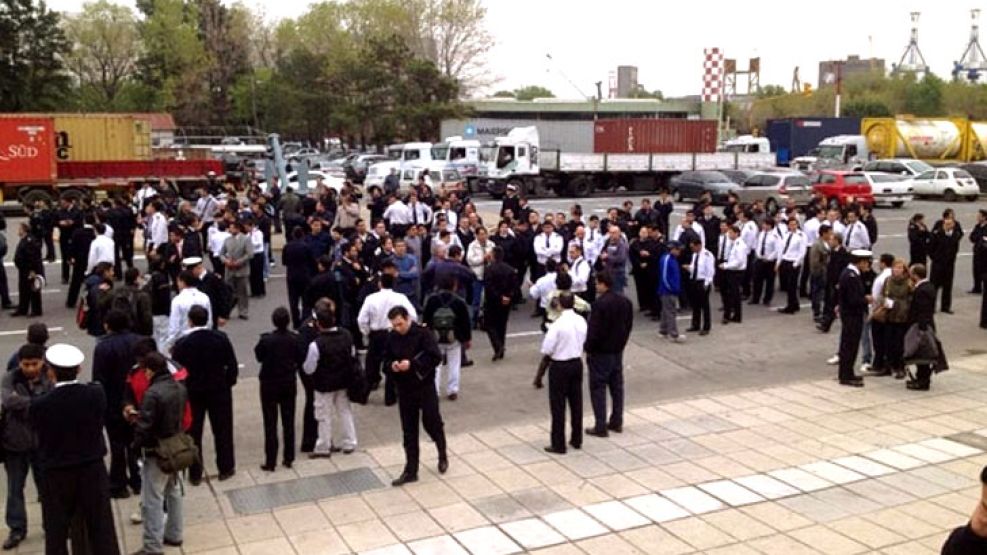 Los suboficiales protestando frente al edificio de la Armada