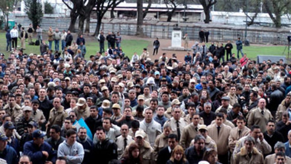 Perfil.com sacó fotos desde las escaleras. Ahí comenzaron los empujones.