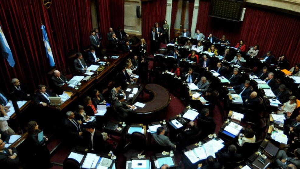 El debate en el Senado se extendió hasta la medianoche. 