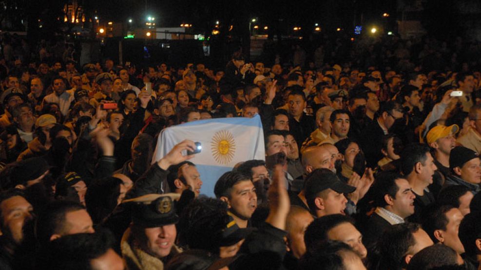 Gendarmes y prefectos siguen su protesta a la espera que el Gobierno responda sus reclamos laborales.