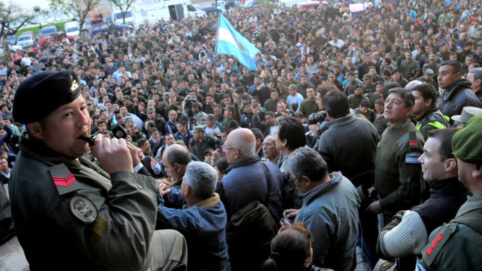 Los gendarmes continúan con la protesta