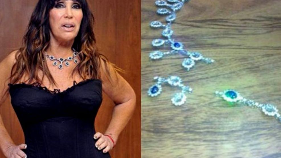 Moria usando el collar y las joyas que aparecieron.