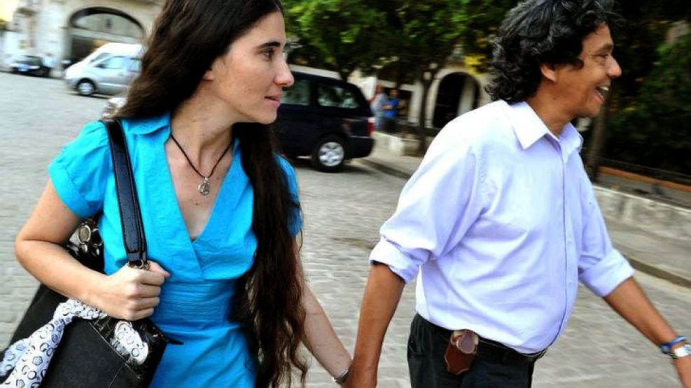 Yoani Sánchez junto a su esposo Reynaldo Escobar, cuando se dirigían a visitar al expresidente de EEUU Jimmy Carter, en 2011.