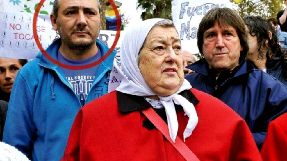 Contactos. De Rosa, militante, junto a Hebe de Bonafini, en una marcha.