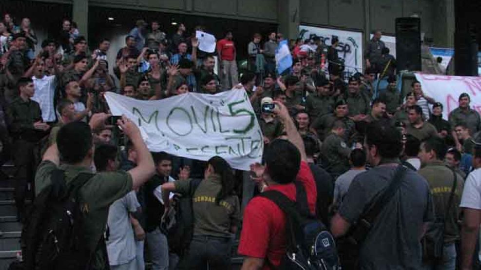 La protesta frente al Edificio Centinela seguía esta noche.