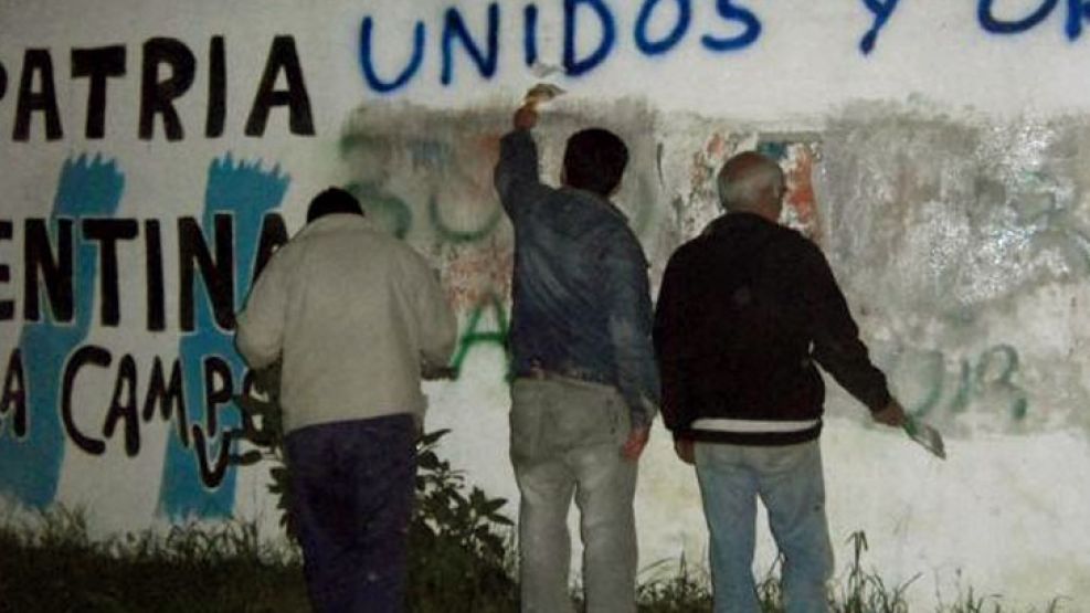 Los militantes de La Cámpora pintaron las calles de todo el país con un mensaje para Clarín.