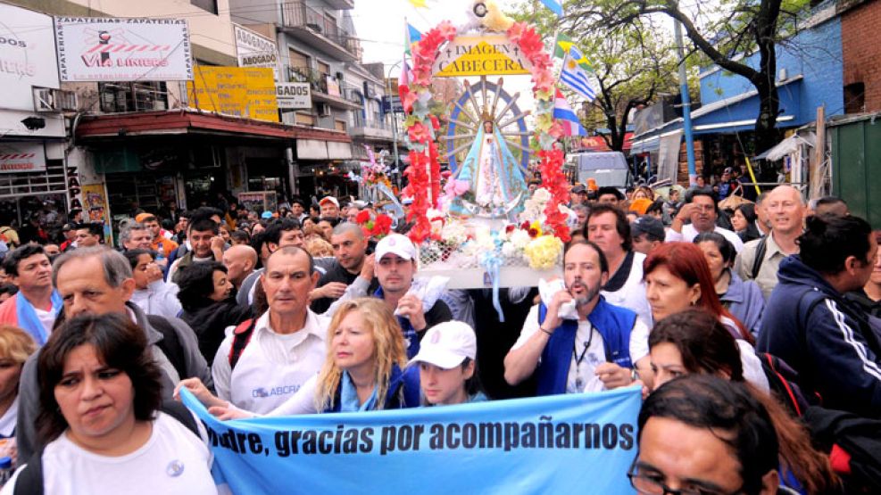 Miles de jovenes caminan hacia la basílica de Luján.