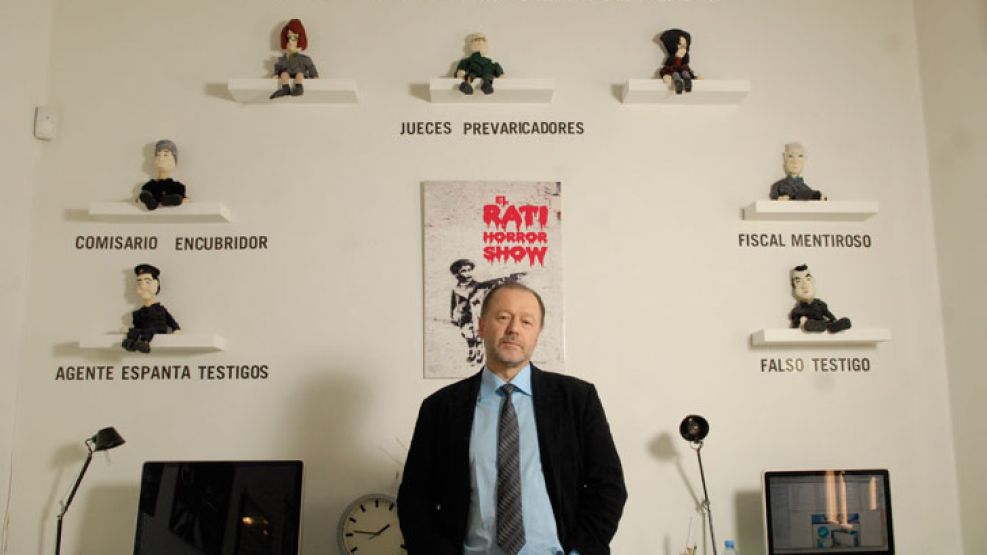 Qué se necesita para armar una causa: Piñeyro en su oficina de Aqua Films con los protagonistas de El rati horror show.