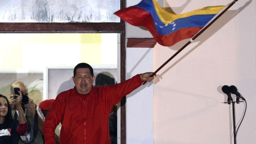 Chávez saluda a una multitud desde uno de los balcones del Palacio de Miraflores.