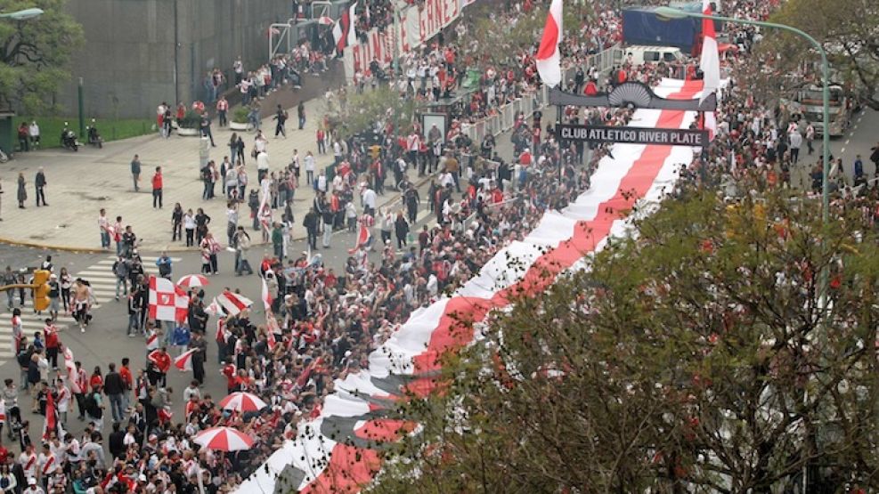 Cientos de hinchas de River se acercaron a las inmediaciones del club. 