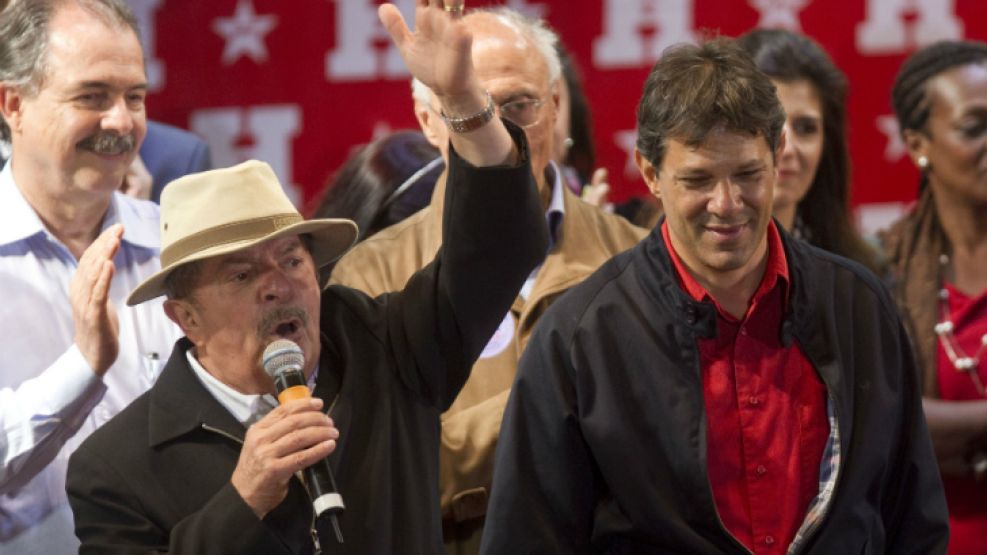 El ex presidente Lula da Silva junto a su candidato a intendente en San Pablo, Fernando Haddad.