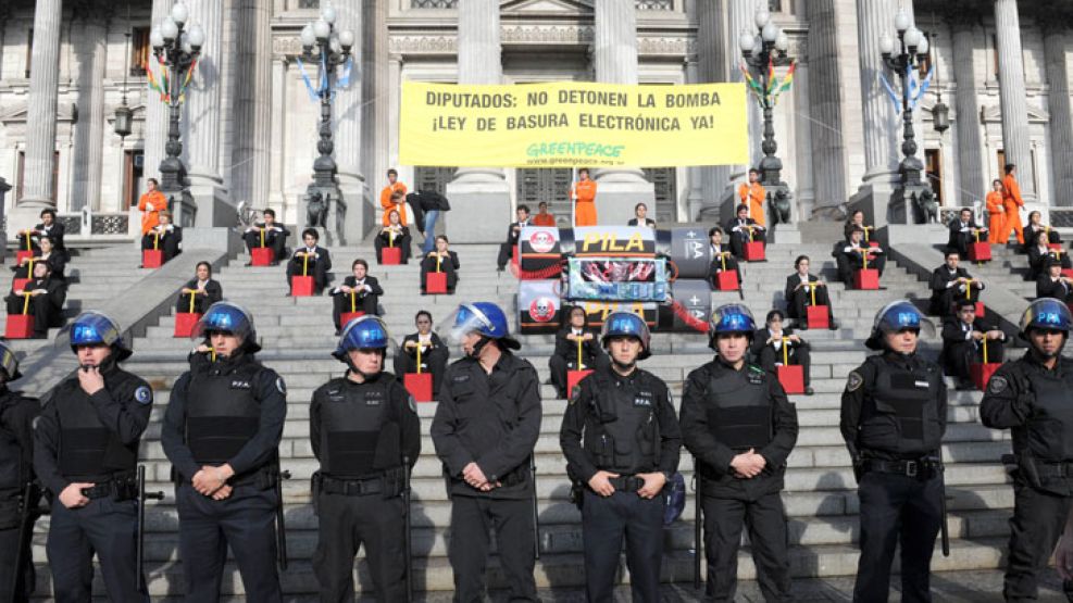 Cerca de 100 policías desalojaron hoy a los 40 activistas de la organización ecologista Greenpeace, que reclamaban con una intervención en el Congreso la sanción de la Ley de Basura Electrónica.