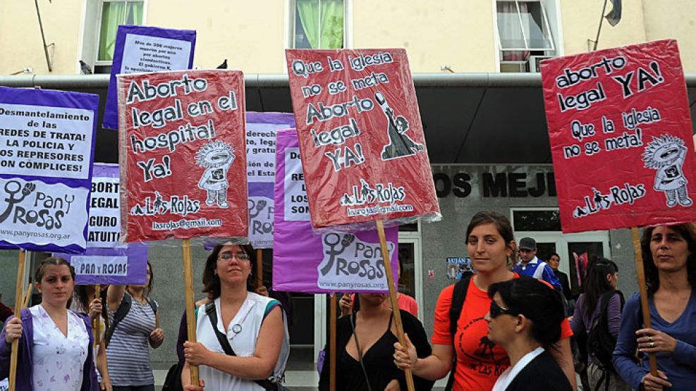 Manifestantes se concentraron frente al Hospital Ramos Mejía luego de la cautelar que suspendió un aborto no punible.