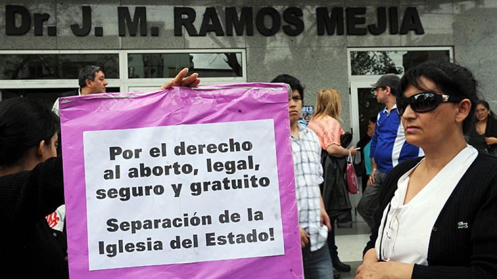 Manifestantes se concentraron frente al Hospital Ramos Mejía luego de la cautelar que suspendió un aborto no punible.