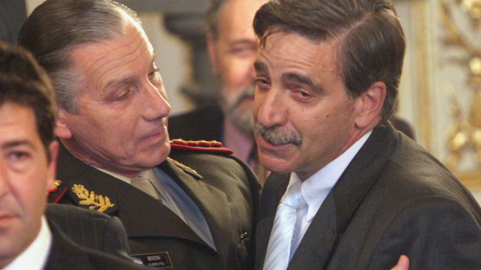El ex jefe del Ejército, Raúl Bendini, saluda a Raúl Garré, entonces titular del Registro Nacional de Armas (RENAR). 