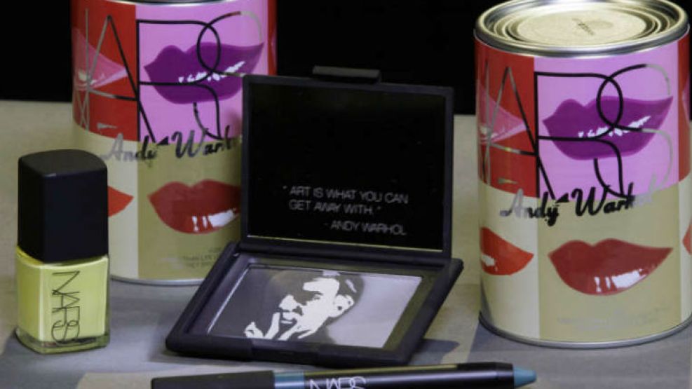 La Fundación Andy Warhol hizo posible esta serie para las amantes del maquillaje con el sello del artista pop.