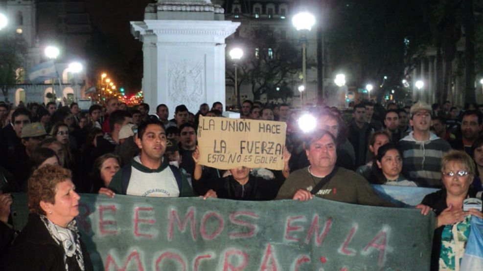 La protesta de los prefectos y gendarmes llegó a Plaza de Mayo.