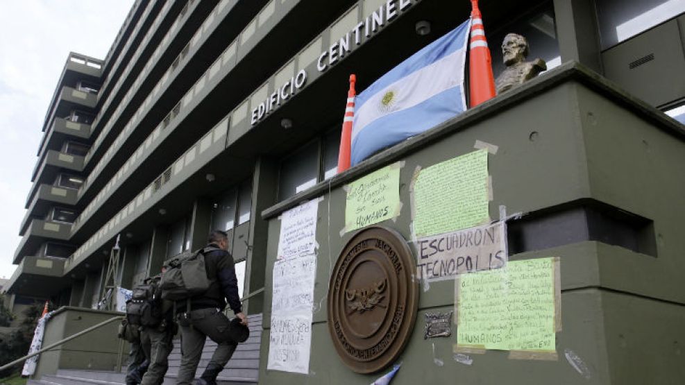 Los gendarmes continúan con la protesta.