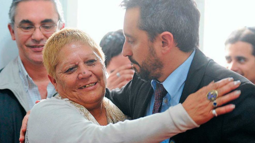 María de las Mercedes Moreno se abraza con Martín Fresneda, secretario de Derechos Humanos de Córdoba.