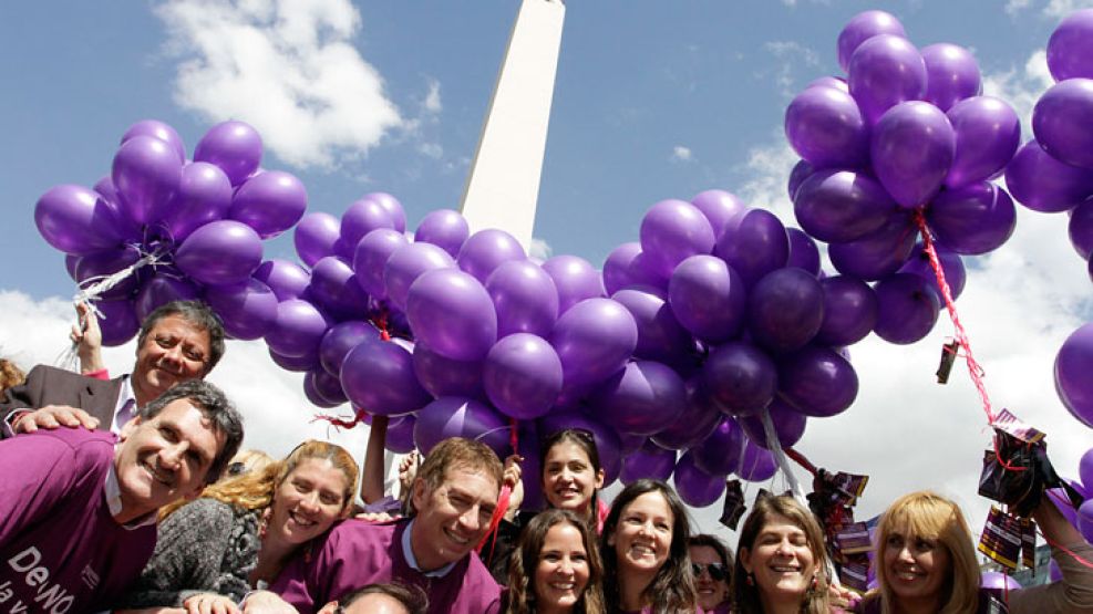 El ministro de Ambiente y Espacio Público, Diego Santilli, participó de una suelta de globos en el Obelisco.