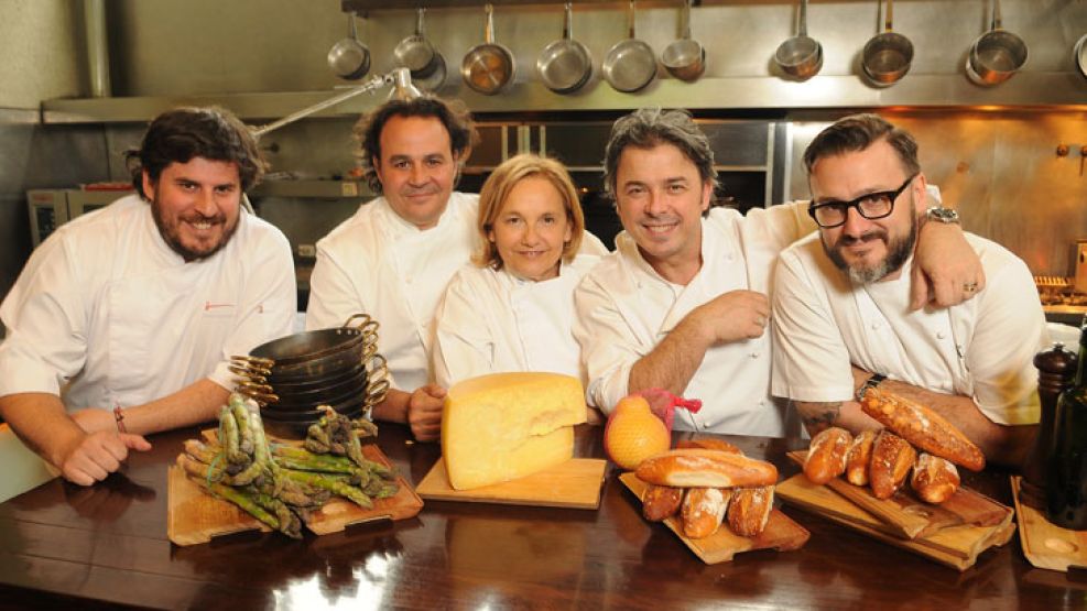 Equipo. Hernán Gipponi, Roberto Petersen, Dolli Irigoyen, Donato De Santis y Fernando Trocca, miembros de Acelga, se reunieron para compartir experiencias.