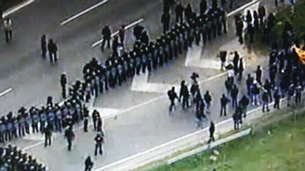 Los gendarmes debieron ser desplegados sobre la autovía para desalojar a los manifestantes.