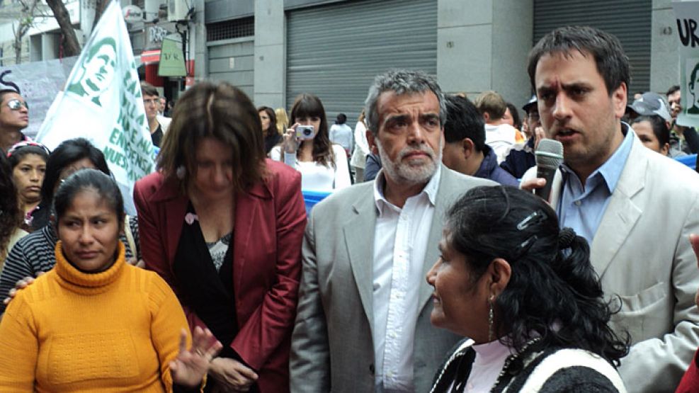 Los legisladores kirchneristas Francisco Nenna y Juan Cabandié salieron a alentar la protesta contra el macrismo.