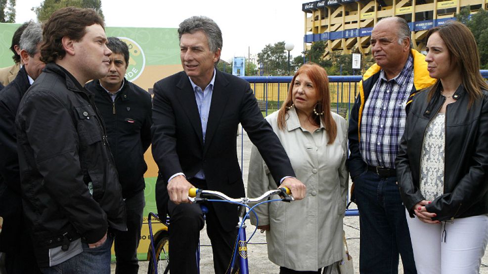 Bicicletas. El jefe de Gobierno porteño lanzó los rodados con el logo de su club frente a La Bombonera. Los vecinos lo acompañaron.