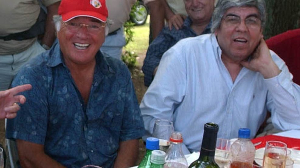 Barrionuevo y Moyano en enero de 2006, en un asado sindical en Mar del Plata. Fue la última foto juntos.