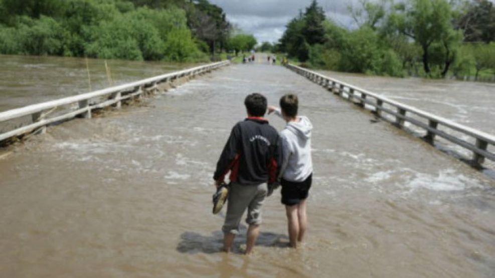 Dos muertos como consecuencia del temporal en Rosario y Victoria. 