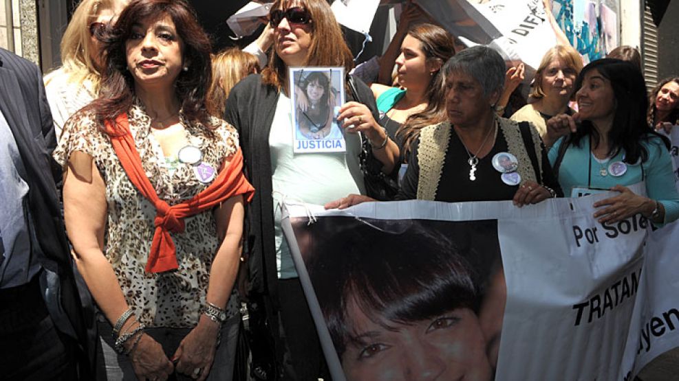 Las asociaciones Madres del Dolor y Construyendo Justicia y los padres de Soledad Bargna, realizaron hoy una marcha contra trabaja el juez Axel López.